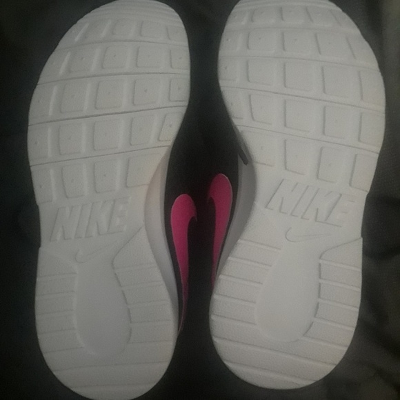 Nike Tanjun black and hot pink, size 5Y - Picture 4 of 5